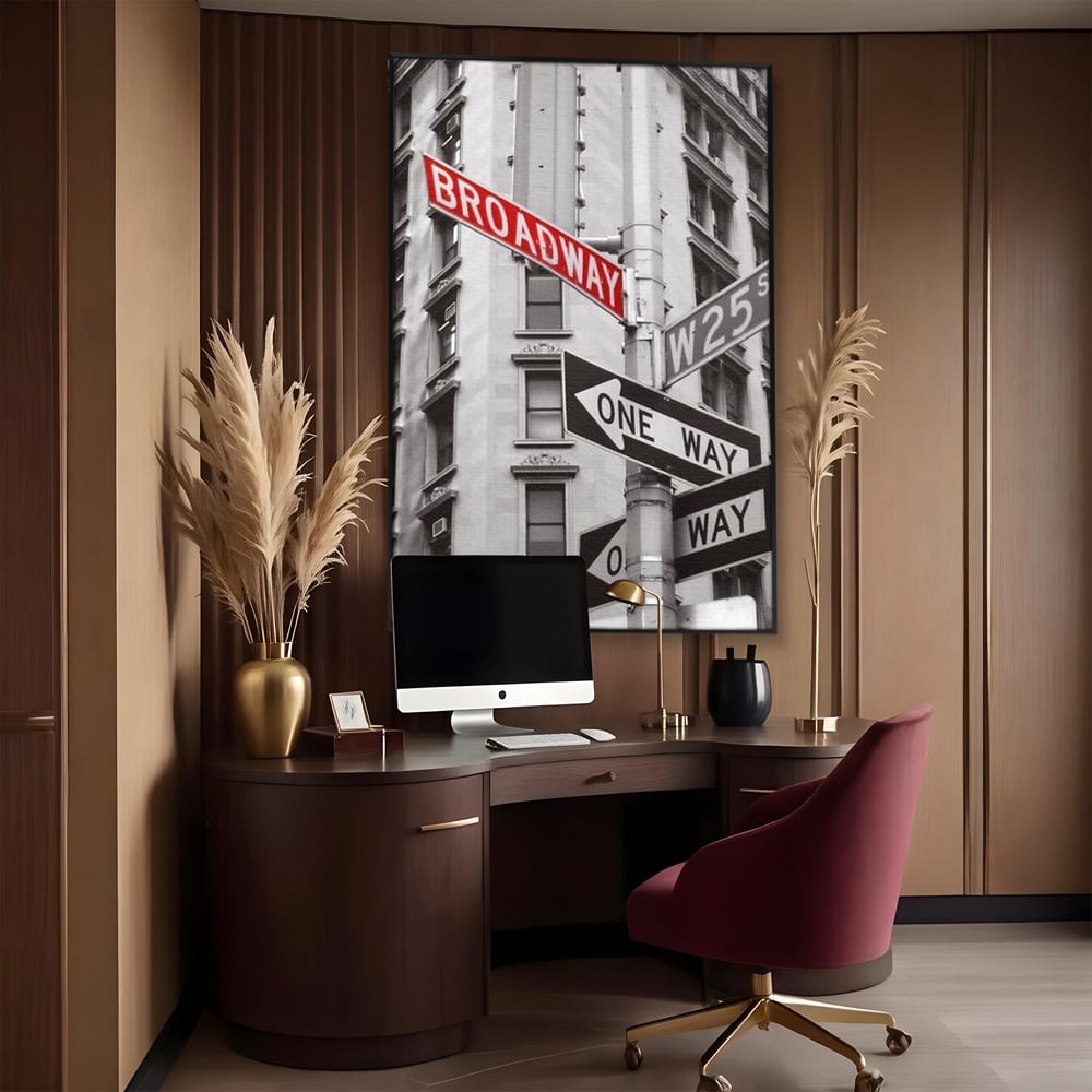 Tablou canvas cu tablou canvas cu indicatorul broadway, in rama de aluminiu negru, pe perete intr-un birou